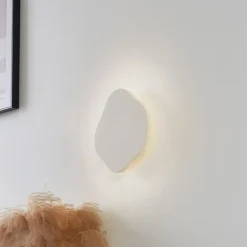 Lindby LED-væglampe Nielson, beige, gips, 30 cm høj