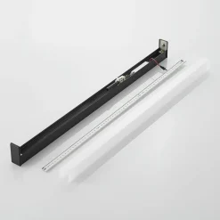 Lindby LED-væglampe til badeværelset Ulisan, 89 cm, sort, kantet