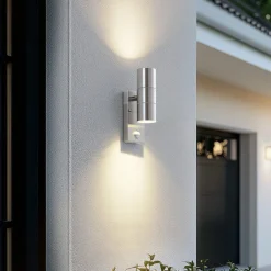 Lindby udendørs væglampe Eyrin, højde 22 cm, stål, sensor