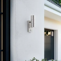 Lindby udendørs væglampe Eyrin, højde 22 cm, stål, sensor