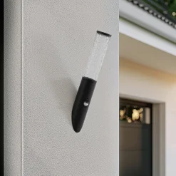 Lindby udendørs væglampe Gavros, sort, aluminium, sensor