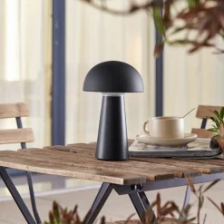 Lindby Zyre LED genopladelig bordlampe, sort, IP44, touchdæmper