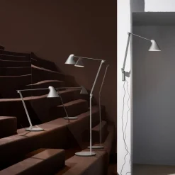 Louis Poulsen NJP-bordlampe fod 2.700 K lysegrå