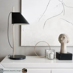 Louis Poulsen Yuh Brass marmor-bordlampe, sort