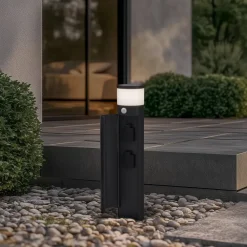 Corban sokkellampe, grå, sensor, udtag, IP44^Lucande