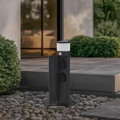 Corban sokkellampe, grå, sensor, udtag, IP44^Lucande