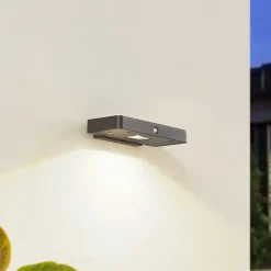 Lucande LED-solcelle-væglampe Tavon, kantet, sort, sensor