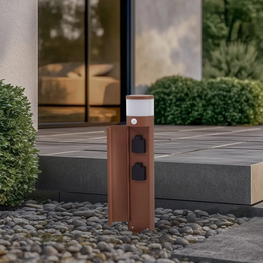 Lucande Gadebelysning Med Sensor|Gadebelysning>sokkellampe Corban, rust, sensor, stikkontakter, IP44