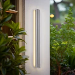 Lucande udendørs LED-væglampe Melira, længde 100 cm, grå