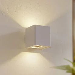 Lucande udendørs LED-væglampe Aaron, hvid, IP54, op/ned