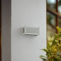 Lucande udendørs væglampe Aurelien, hvid, 12 cm, strip, IP54