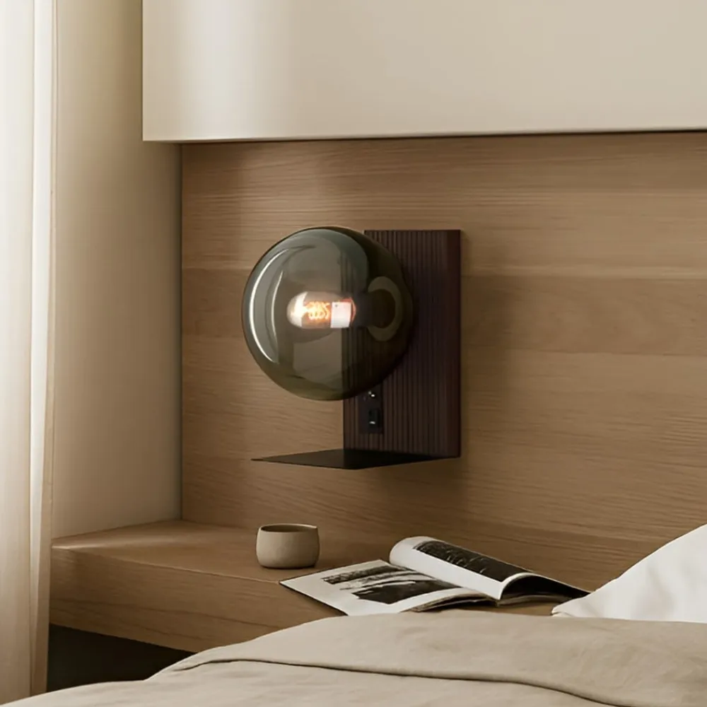 Lucande væglampe Veloura, højde 30 cm, glas, træ, USB