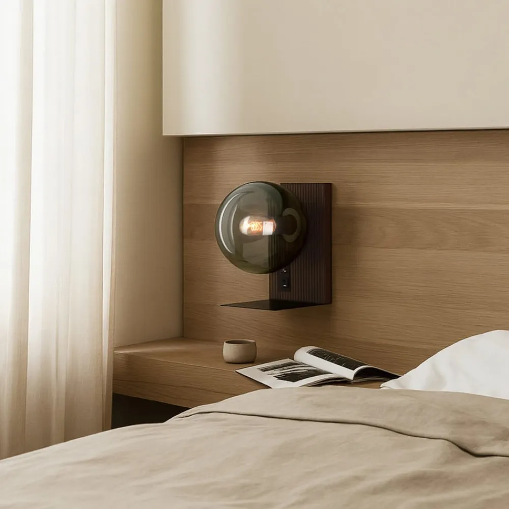 Lucande væglampe Veloura, højde 30 cm, glas, træ, USB