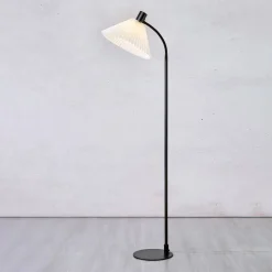 Markslöjd Mira tekstilgulvlampe, sort