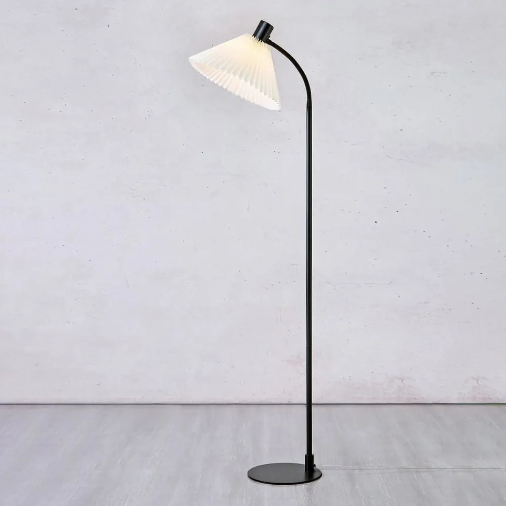 Markslöjd Mira tekstilgulvlampe, sort