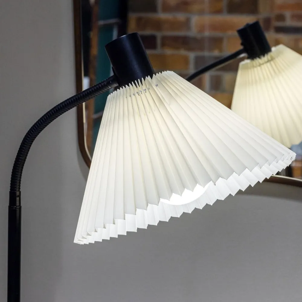 Markslöjd Mira tekstilgulvlampe, sort