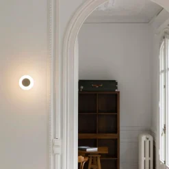 FARO BARCELONA Væg- Og Spejllamper>Moy LED-væglampe i guld med glasskærm