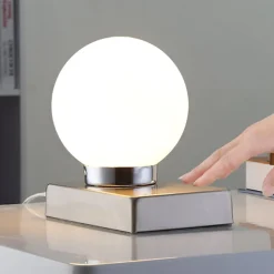 Naomi bordlampe med glaskugle^Lindby New