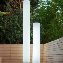 Newgarden vejlampe Fity, højde 160 cm, 6.500 K