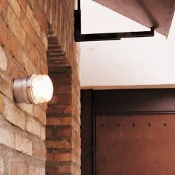 Oluce Fresnel - Væglampe med glaslinse IP44, grå