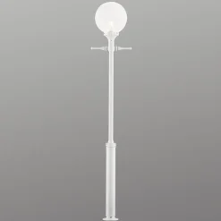 Konstsmide Orion lygtepæl i hvid med klar kugleskærm