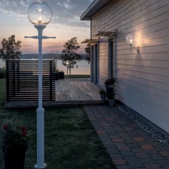 Konstsmide Orion lygtepæl i hvid med klar kugleskærm