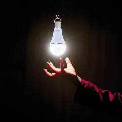 OSRAM LED-pære E27 8W mat 2700K genopladeligt batteri nødlys