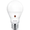 E27 LED-pære, dag/nat-sensor 7,5 W 2.700 K^Philips Hot
