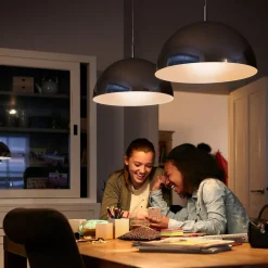 E27 LED-pære, dag/nat-sensor 7,5 W 2.700 K^Philips Hot