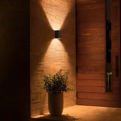 Resonate udendørs LED-væglampe, RGBW, sort^Philips Hue Online