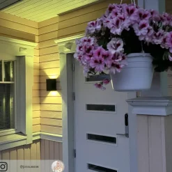 Resonate udendørs LED-væglampe, RGBW, sort^Philips Hue Online