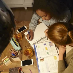 Philips LED-dråbepære E14 4,3 W 2.700 K opal 2 stk