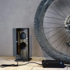 Puka Mana stikkontaktsøjle til udendørs brug^Deko-Light Discount