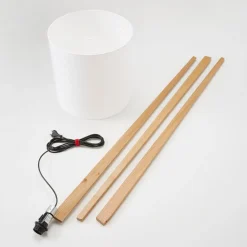 gulvlampe Nida, træramme, hvid skærm^Quitani Hot