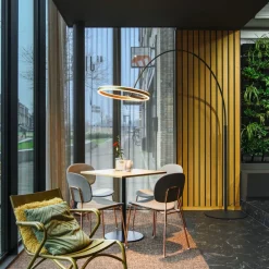 SLV LED-gulvlampe One Bow FL, sort/messingfarvet, stål