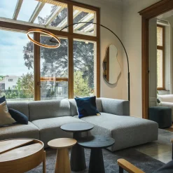 SLV LED-gulvlampe One Bow FL, sort/messingfarvet, stål