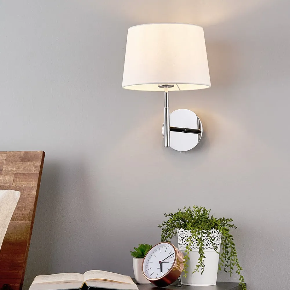 Lucande Smuk væglampe Dorothea med hvid stofskærm