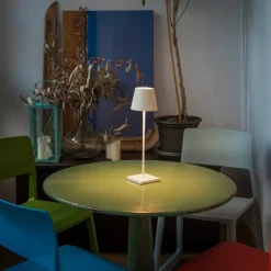 FARO BARCELONA Toc LED-bordlampe med USB-oplader, IP54, hvid