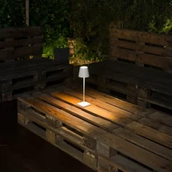 FARO BARCELONA Toc LED-bordlampe med USB-oplader, IP54, hvid