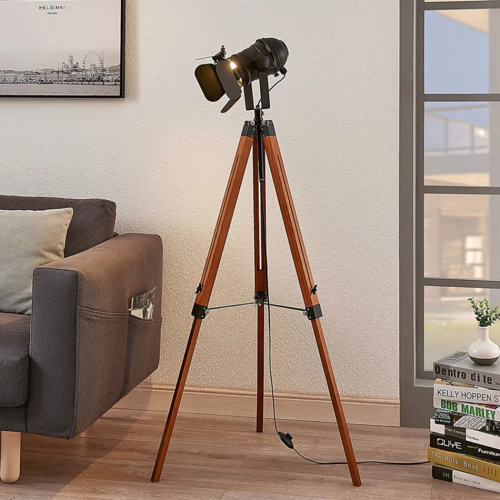 Lindby Gulvlamper|Gulvlamper>Trægulvlampe Hilma med trebenet stel