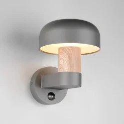 Udendørs væglampe Fraser Sensor, grå/trælook, aluminium IP54 E27^Trio Lighting Online