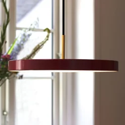 Asteria medium LED-hængelampe, messing, rød^UMAGE