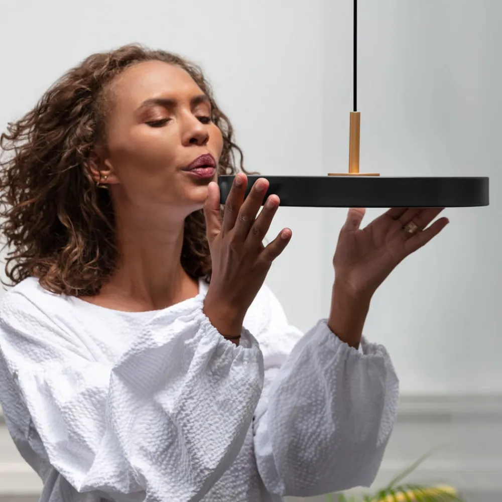 Asteria mini hængelampe, messing, sort^UMAGE