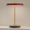 UMAGE Bordlamper>LED-batteridrevet bordlampe Asteria Move rubinrød/messing 31 cm