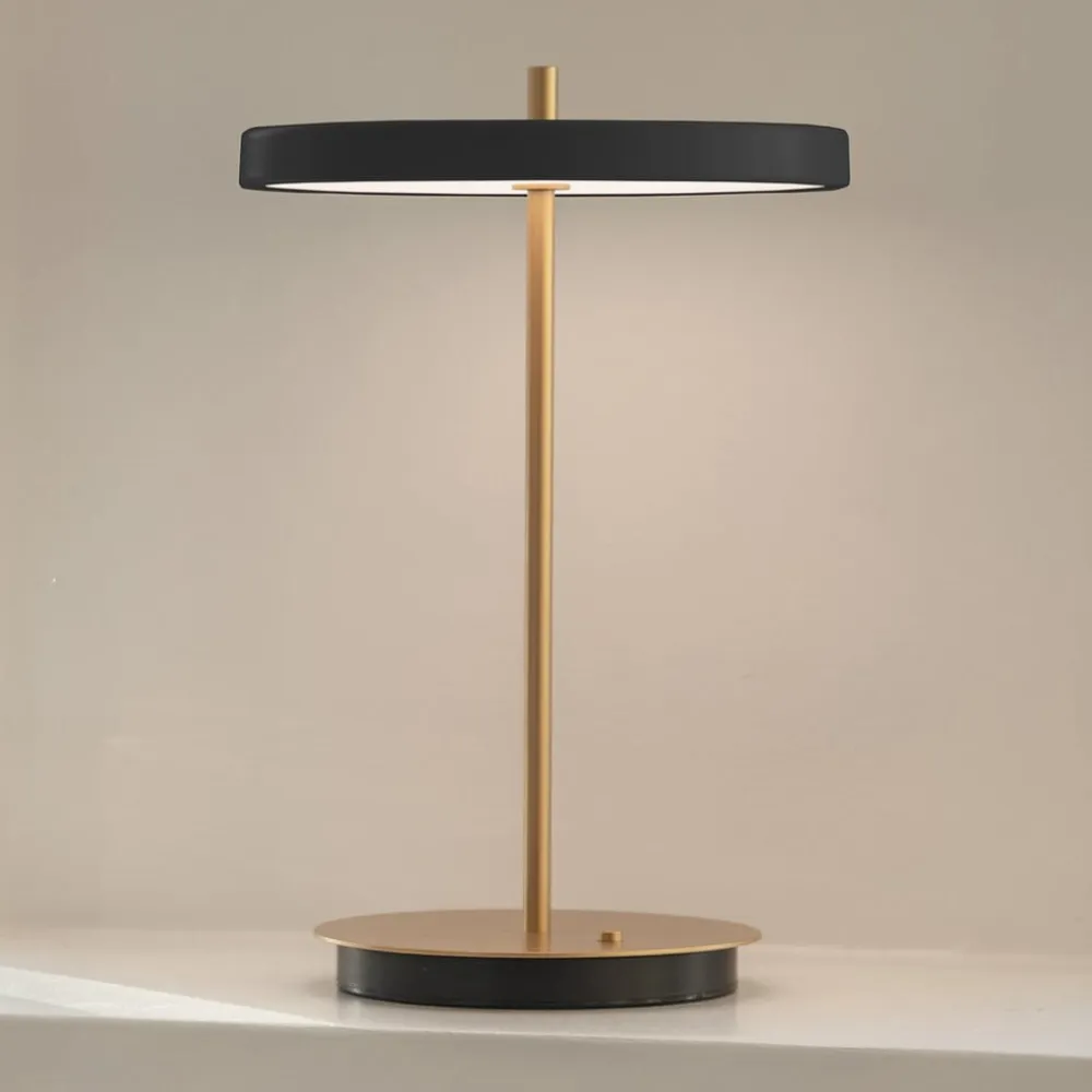 UMAGE Bordlamper>LED-bordlampe Asteria Move sort/messing 31 cm