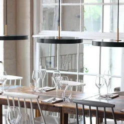 UMAGE LED-hængelampe Asteria Medium antracit/messing Ø 43 cm