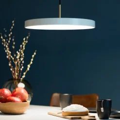 UMAGE LED-hængelampe Asteria Mini, perlehvid/messing, Ø 31 cm