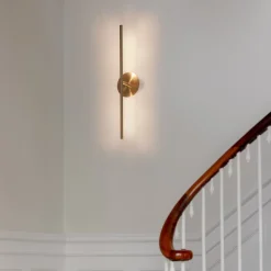 UMAGE LED-væglampe Omni, messing, længde 74 cm