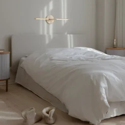 UMAGE LED-væglampe Omni, messing, længde 74 cm