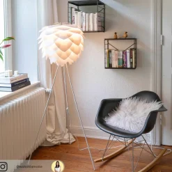 UMAGE Silvia medium gulvlampe, tre ben, hvid